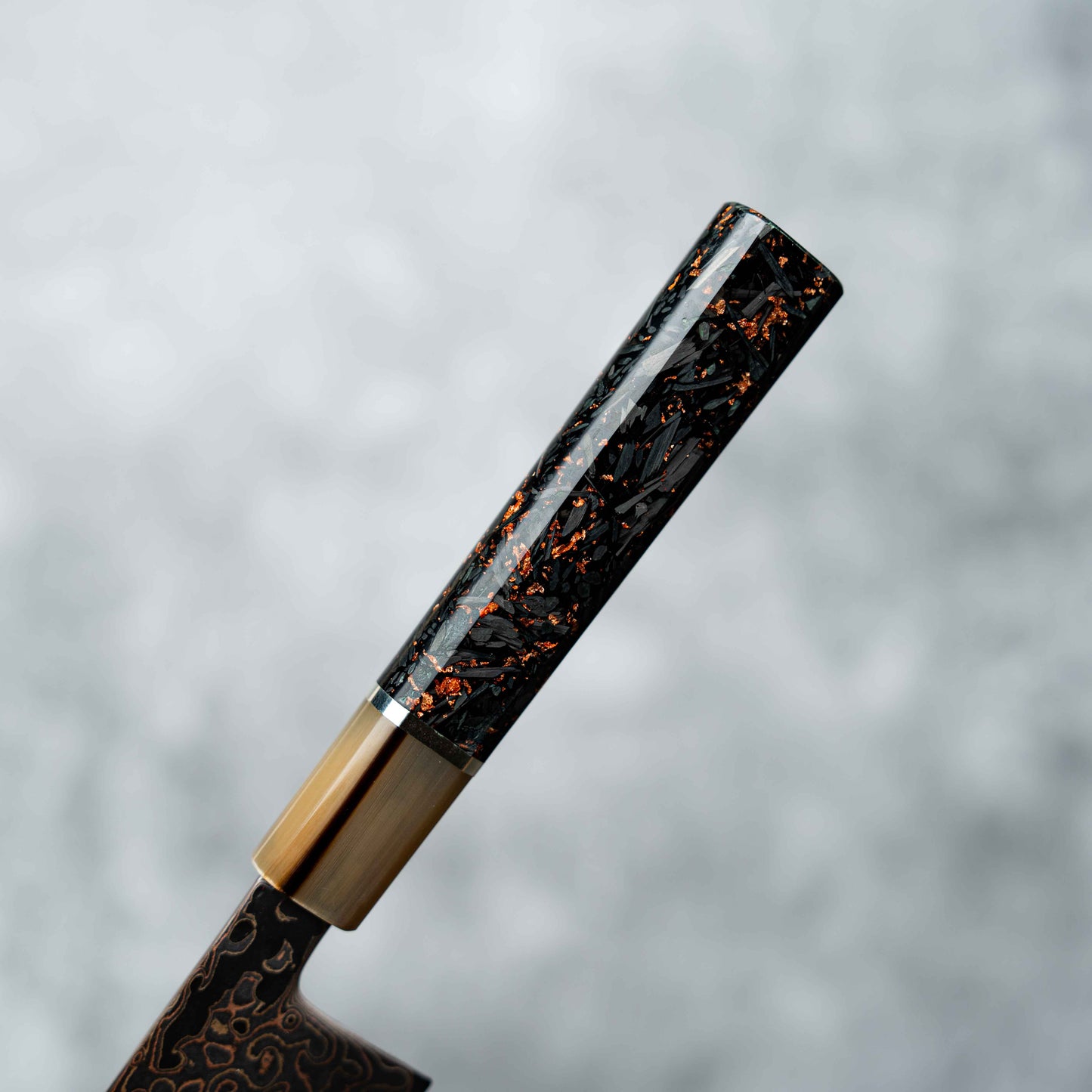 Couteau Noseto Kuza 210 mm Kiritsuke 67 couches VG-10 en cuivre damas avec résine de corne de buffle et fibre de carbone mélangée