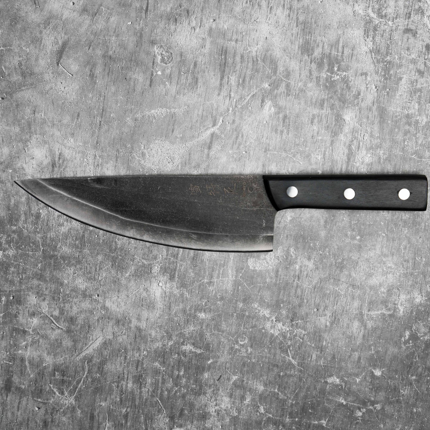 Couteau de chef serbe Noseto 210 mm en acier au carbone avec couvercle