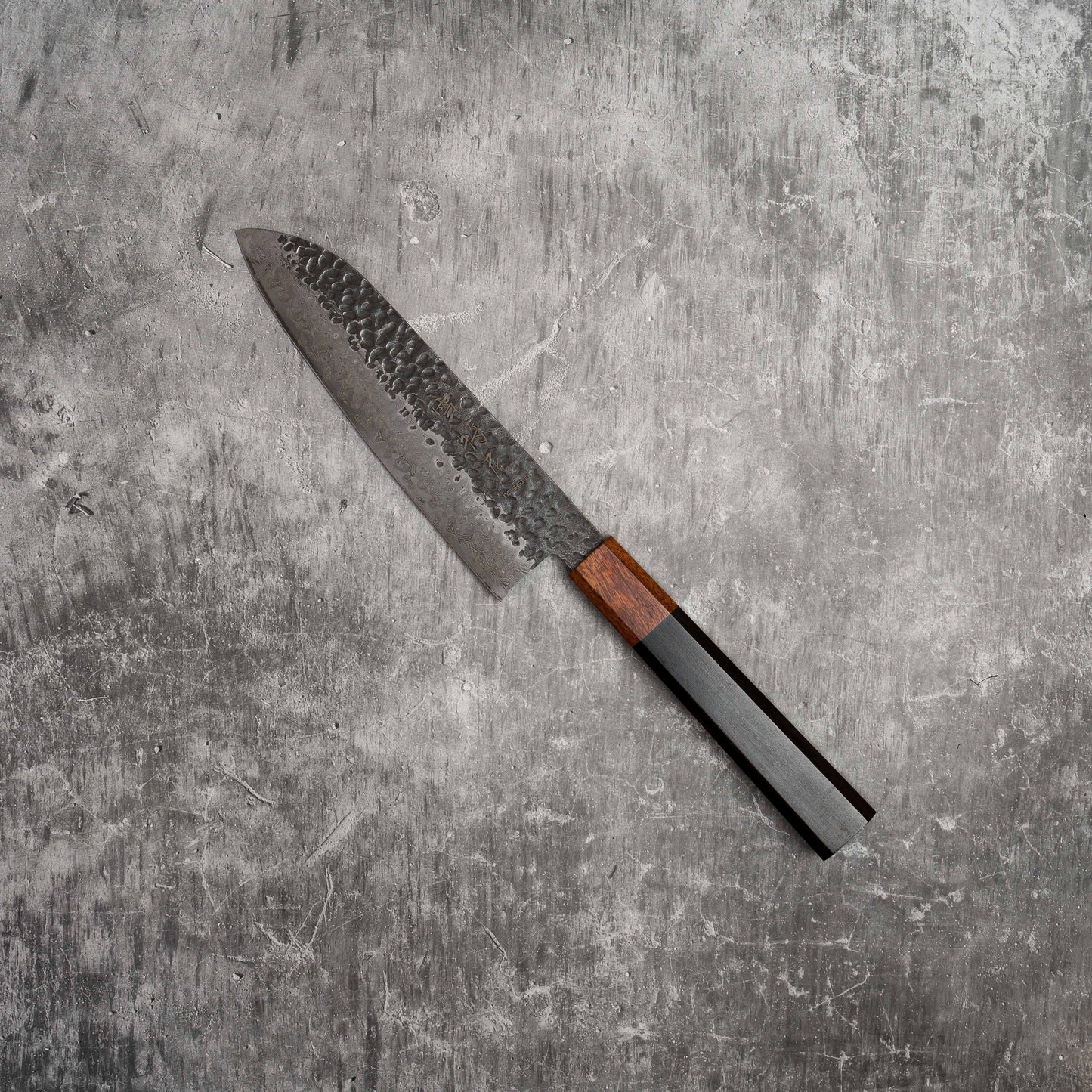 Noseto Kuki Santoku 160mm 67 couches Damas Tsuchime Finition Bois Pakka Noir