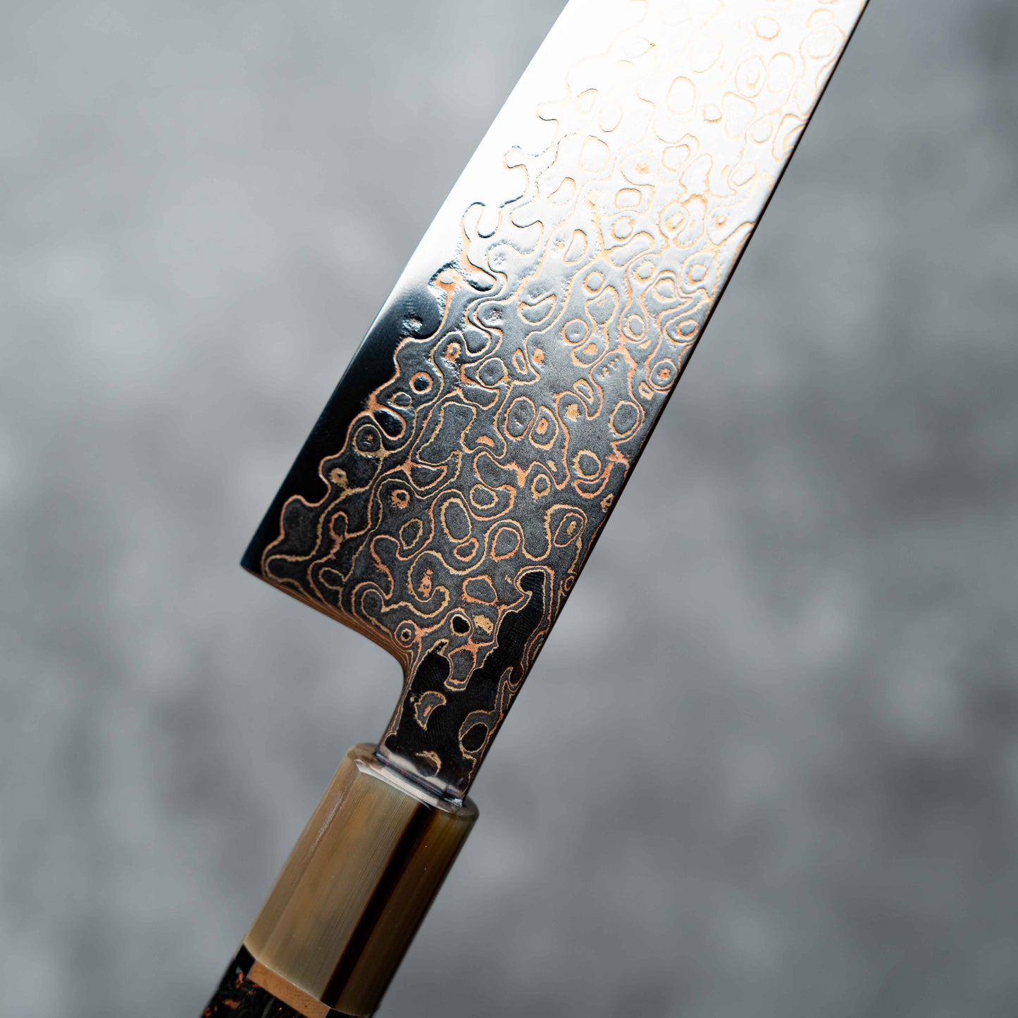 Couteau Noseto Kuza 210 mm Kiritsuke 67 couches VG-10 en cuivre damas avec résine de corne de buffle et fibre de carbone mélangée