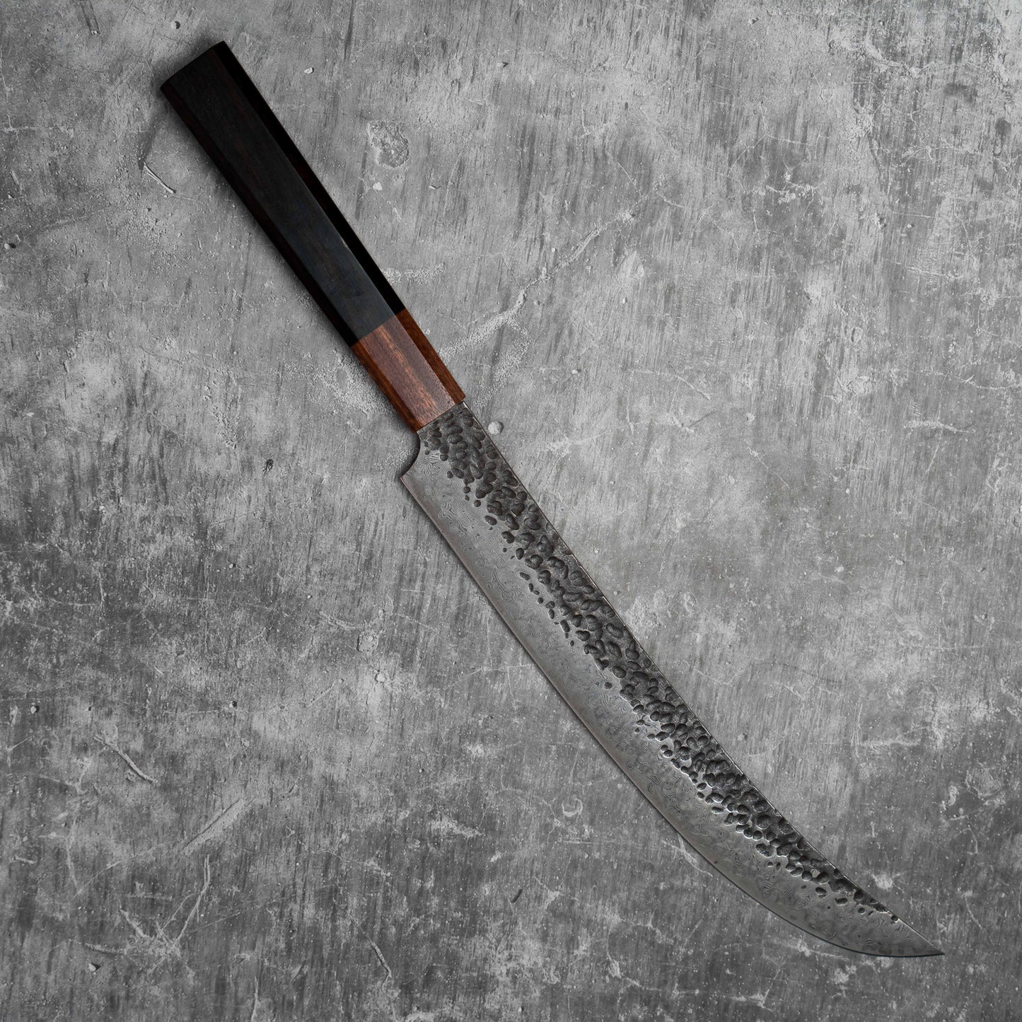 Couteau de boucher Noseto Kuki 240 mm, 67 couches, finition Damas Tsuchime, bois Pakka noir