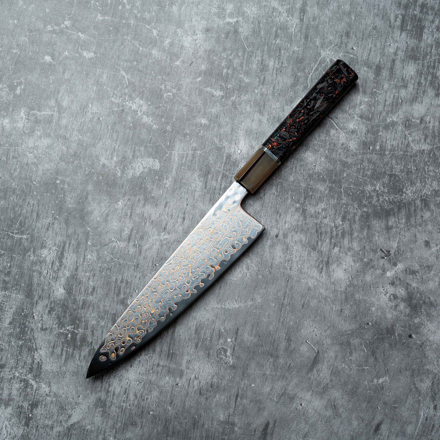Couteau Noseto Kuza 210 mm Gyuto 67 couches VG-10 en cuivre damas avec résine de corne de buffle et fibre de carbone mélangée