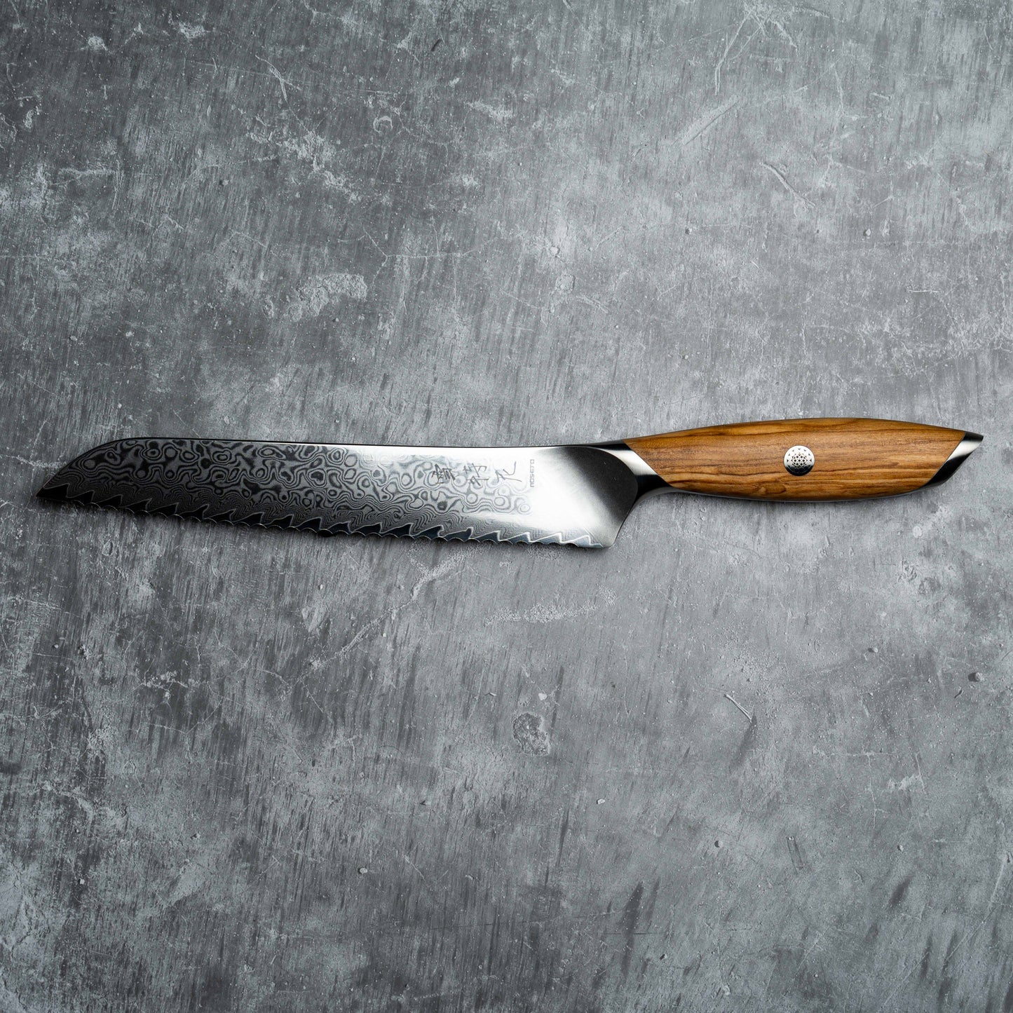 Couteau à pain Noseto Batsu 210 mm, 73 couches d'acier Damas avec manche en bois d'olivier