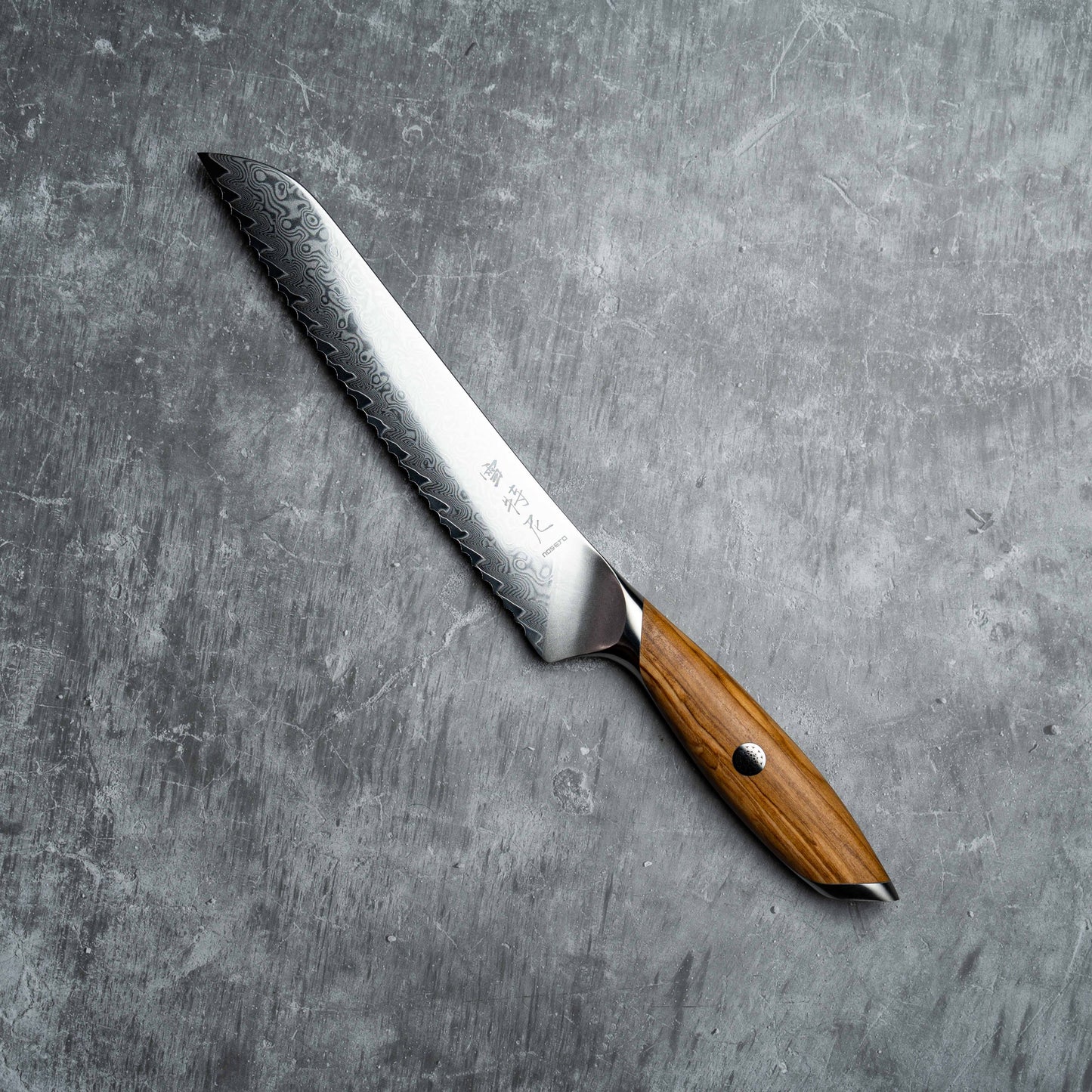 Couteau à pain Noseto Batsu 210 mm, 73 couches d'acier Damas avec manche en bois d'olivier