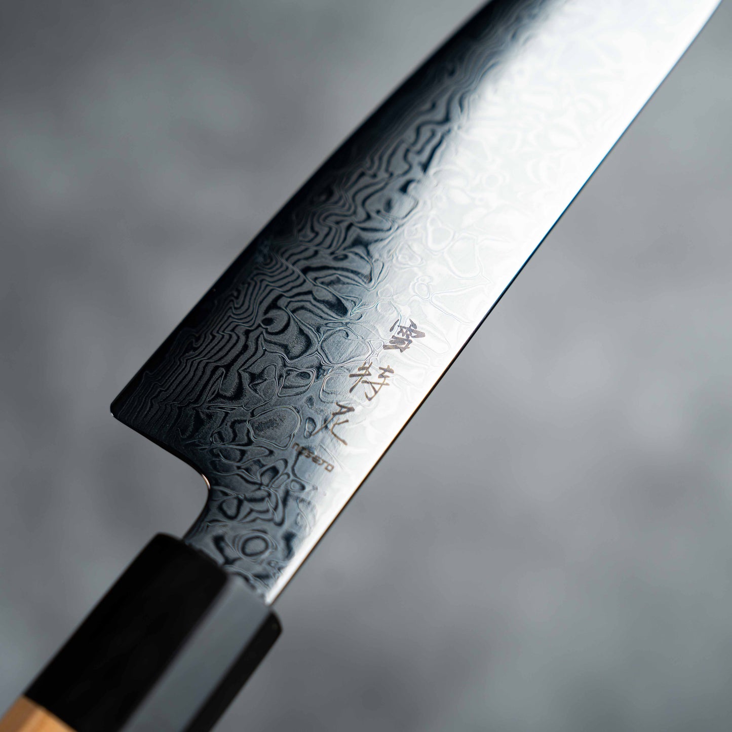 Couteau Santoku Noseto Nato 180 mm 67 couches Damas avec bois d'olivier et corne de buffle