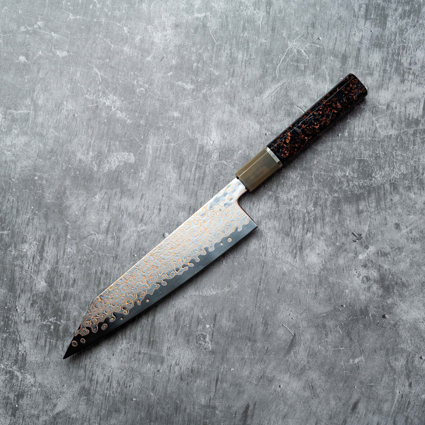 Couteau Noseto Kuza 210 mm Kiritsuke 67 couches VG-10 en cuivre damas avec résine de corne de buffle et fibre de carbone mélangée