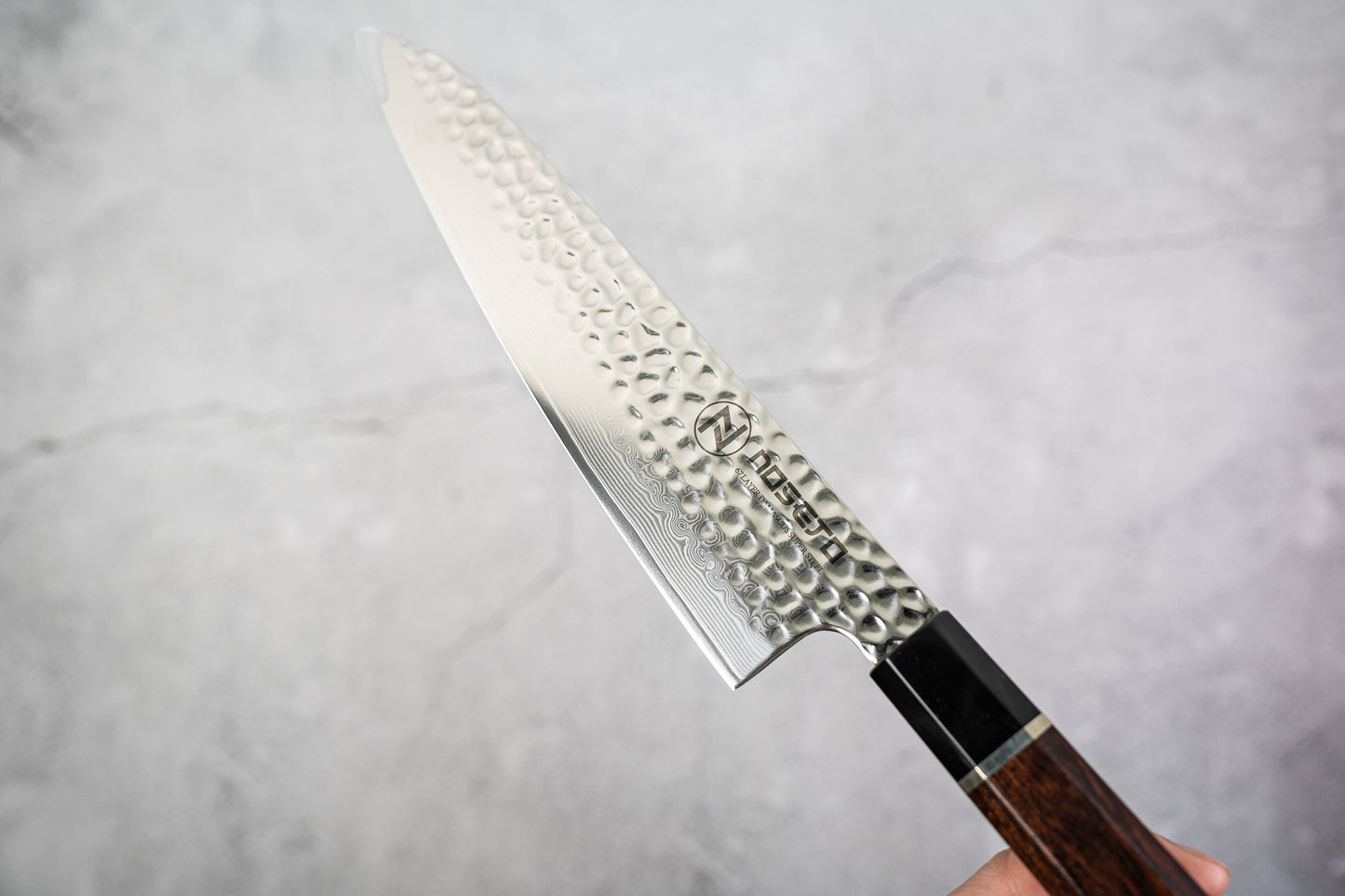 Couteau à lame Noseto Suki Gyuto 210 mm 67 couches Damas martelé avec manche en bois de fer du désert