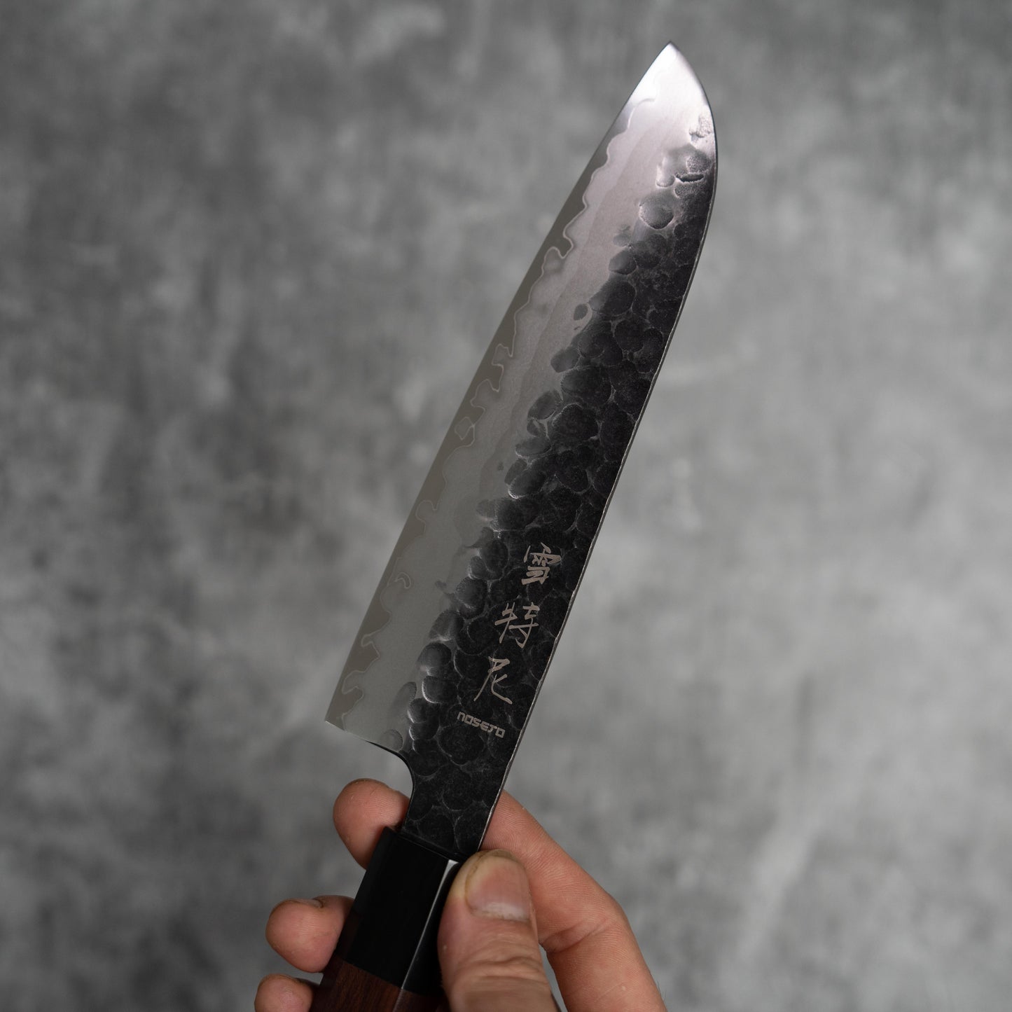 Couteau Santoku Noseto Neno 180 mm, 3 couches d'acier au carbone, bois rouge et corne de buffle