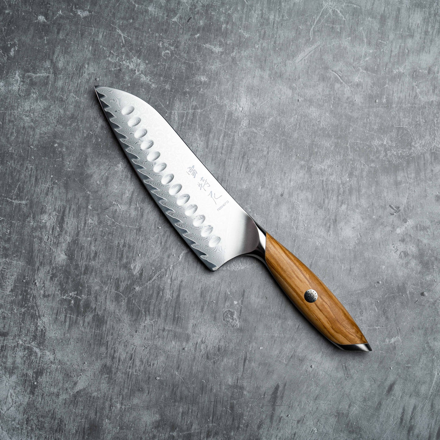 Couteau Santoku Noseto Batsu 180 mm, 73 couches d'acier damas avec manche en bois d'olivier