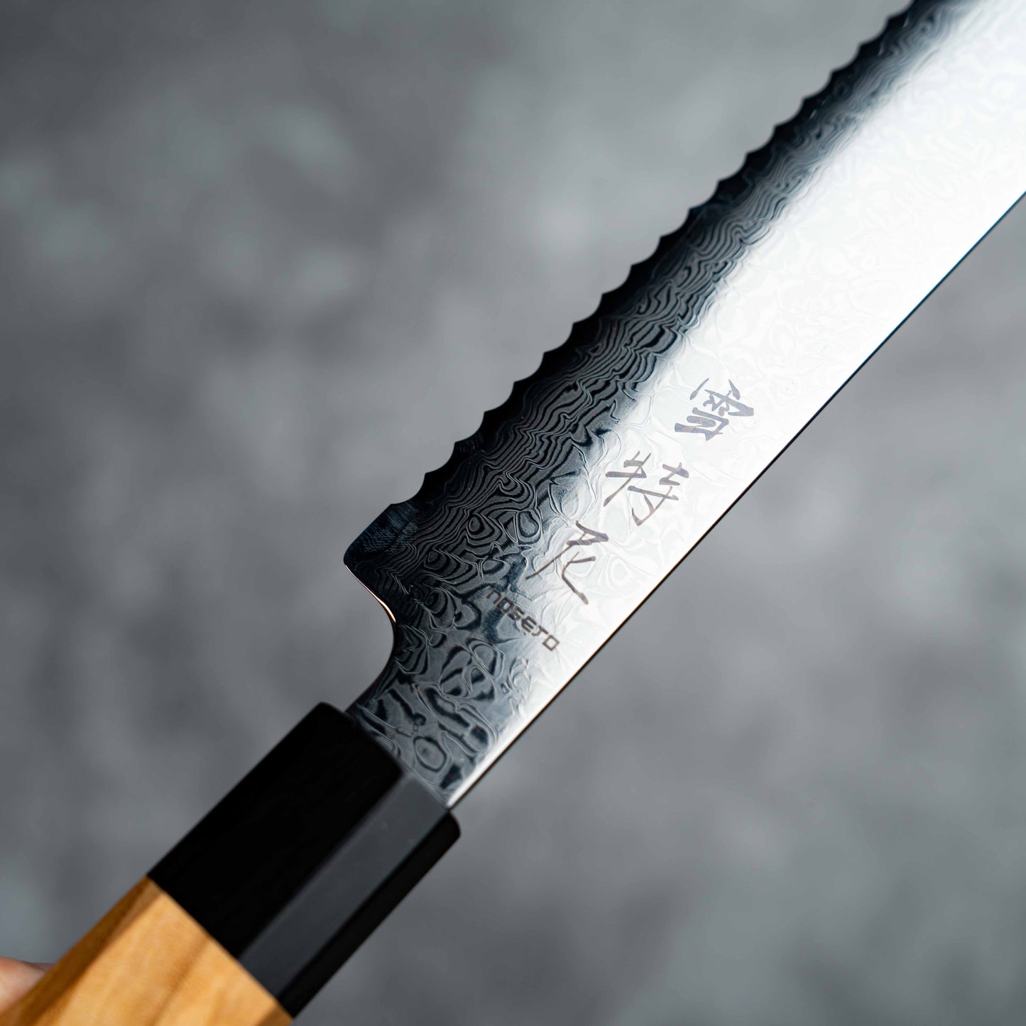 Couteau à pain Noseto Nato 210 mm 67 couches Damas avec bois d'olivier et corne de buffle