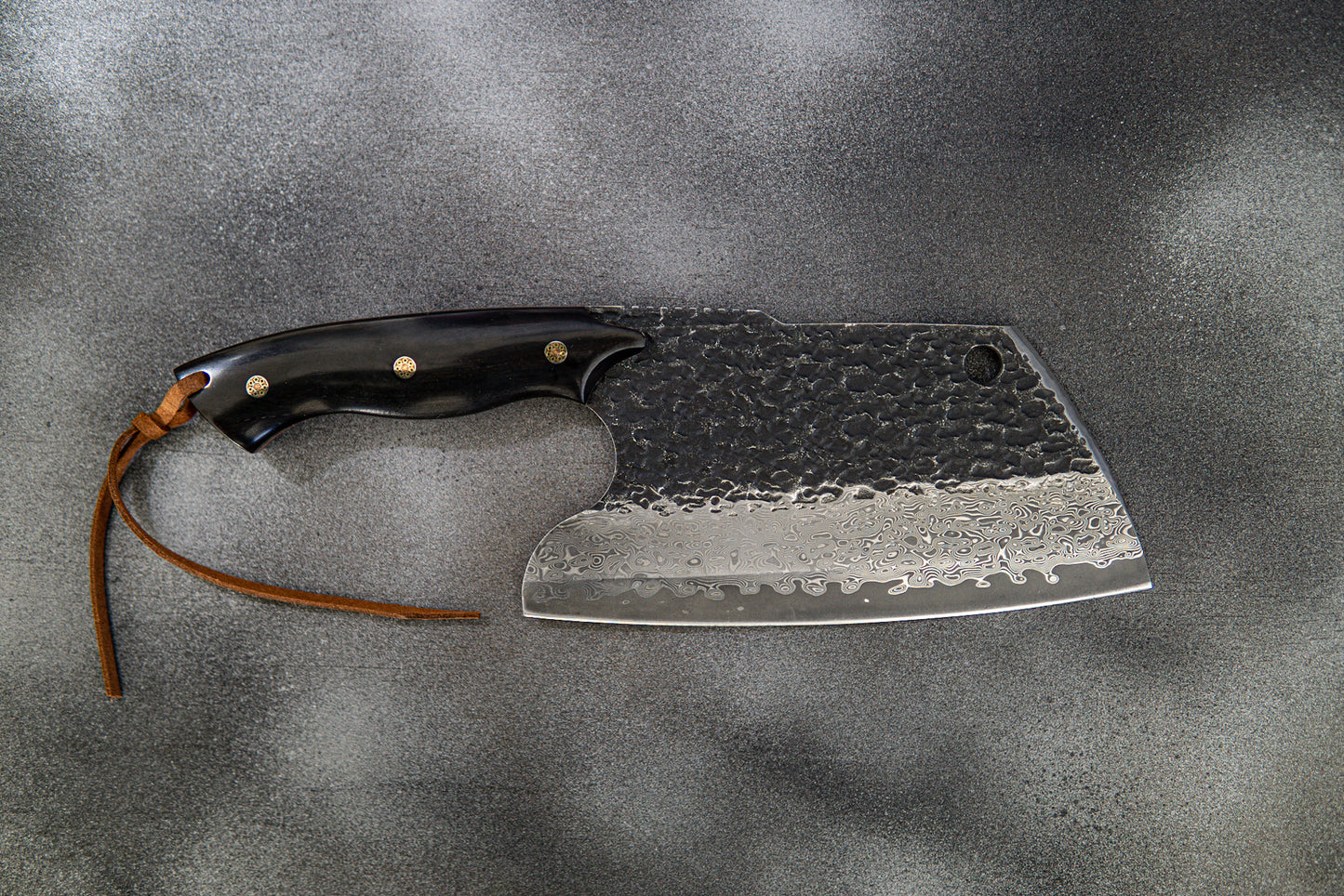Couperet Bunka de style serbe Damas robuste 180 mm avec fourreau