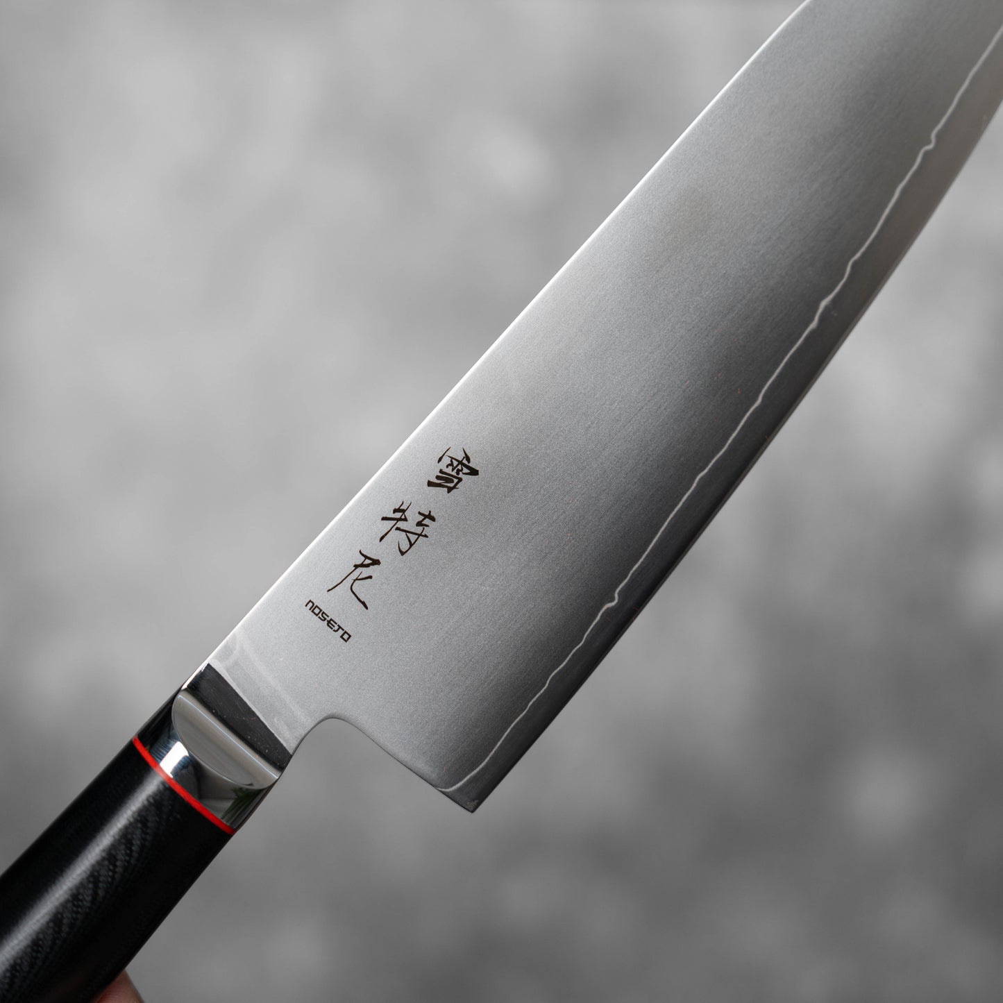 Couteau Santoku Noseto Sumi 180 mm, 3 couches d'acier composite, noyau en acier VG-10, manche en fibre de verre G-10