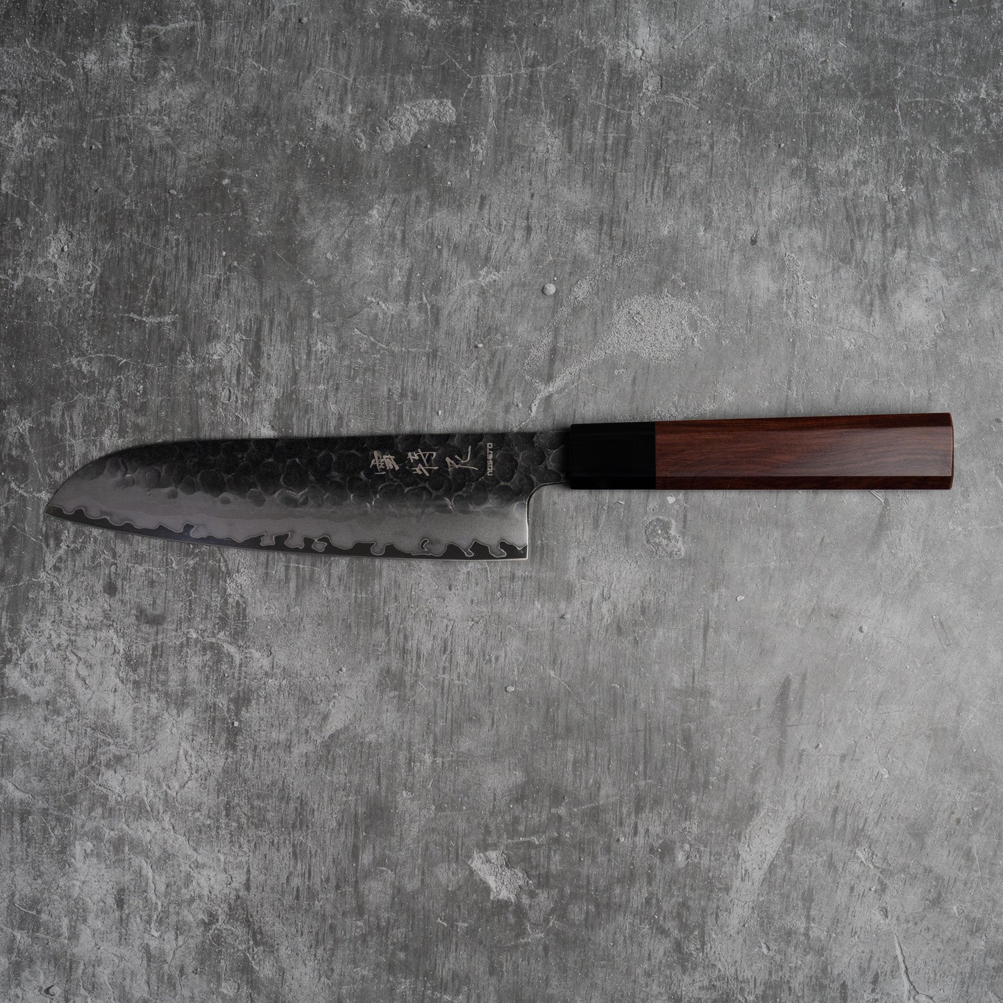 Couteau Santoku Noseto Neno 180 mm, 3 couches d'acier au carbone, bois rouge et corne de buffle