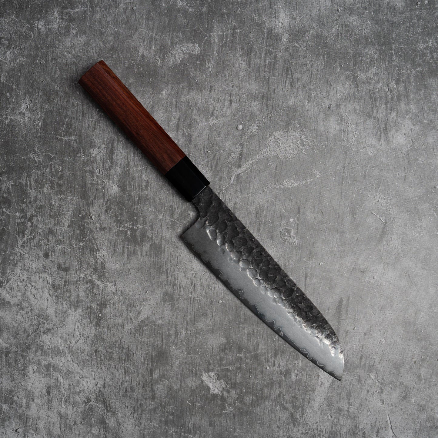 Couteau Santoku Noseto Neno 180 mm, 3 couches d'acier au carbone, bois rouge et corne de buffle