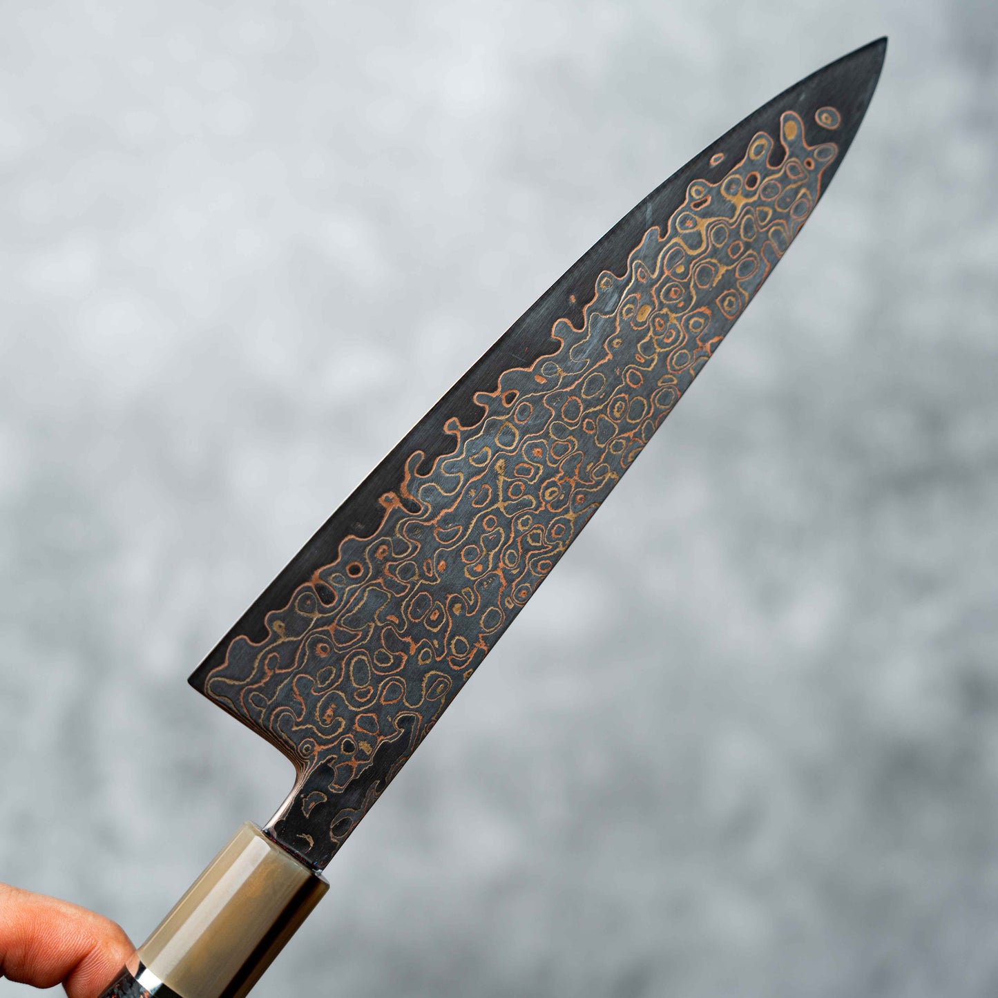 Couteau Noseto Kuza 210 mm Gyuto 67 couches VG-10 en cuivre damas avec résine de corne de buffle et fibre de carbone mélangée