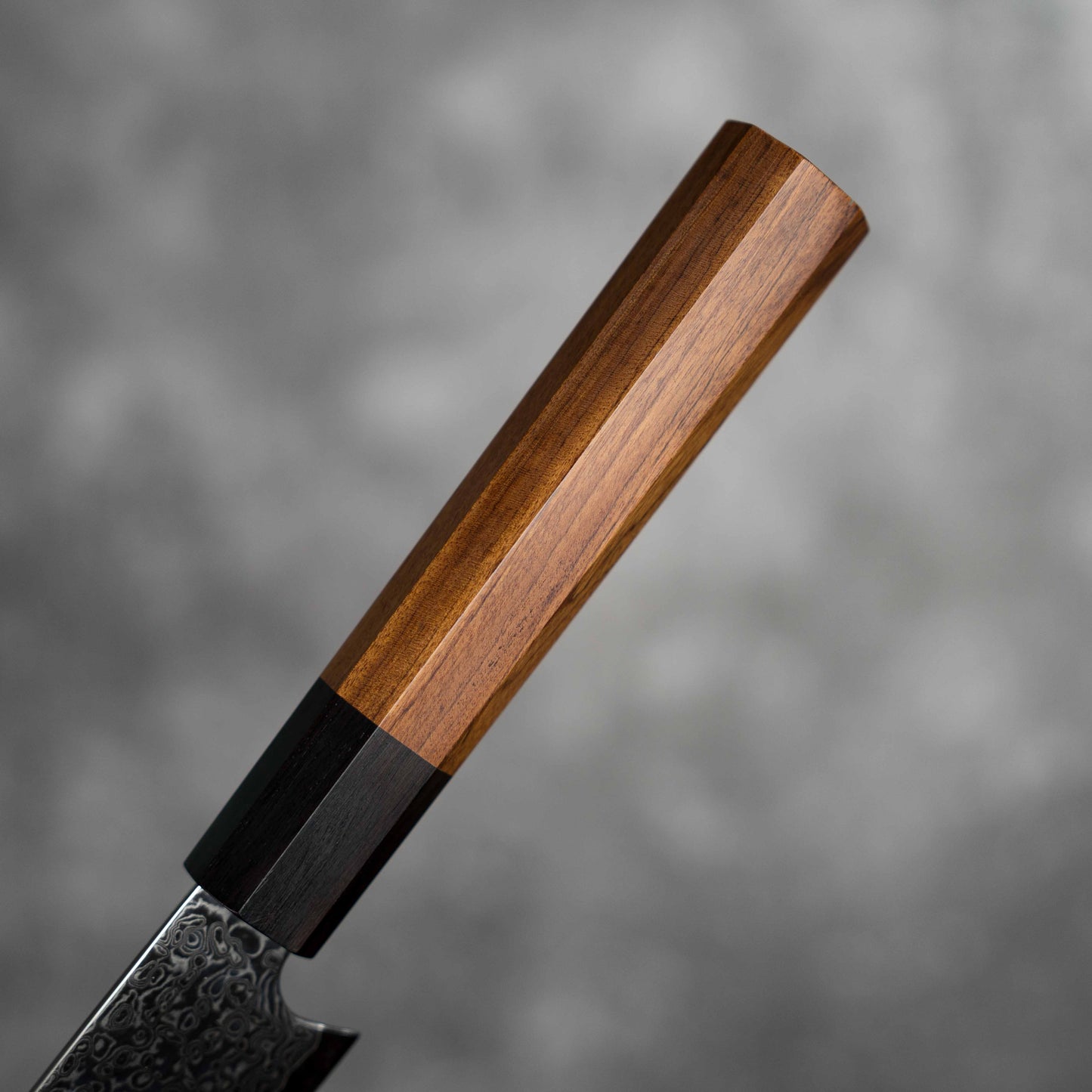 Couteau à pain Noseto 240 mm en acier Damas 67 couches avec manche en bois rouge et ébène