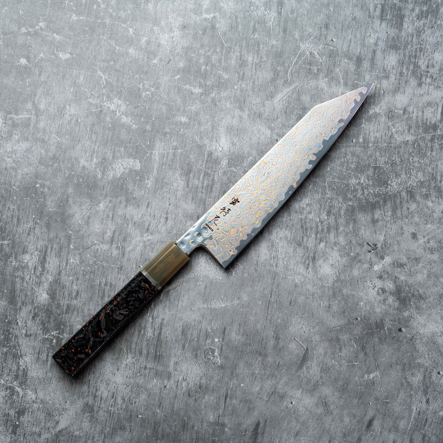 Couteau Noseto Kuza 210 mm Kiritsuke 67 couches VG-10 en cuivre damas avec résine de corne de buffle et fibre de carbone mélangée