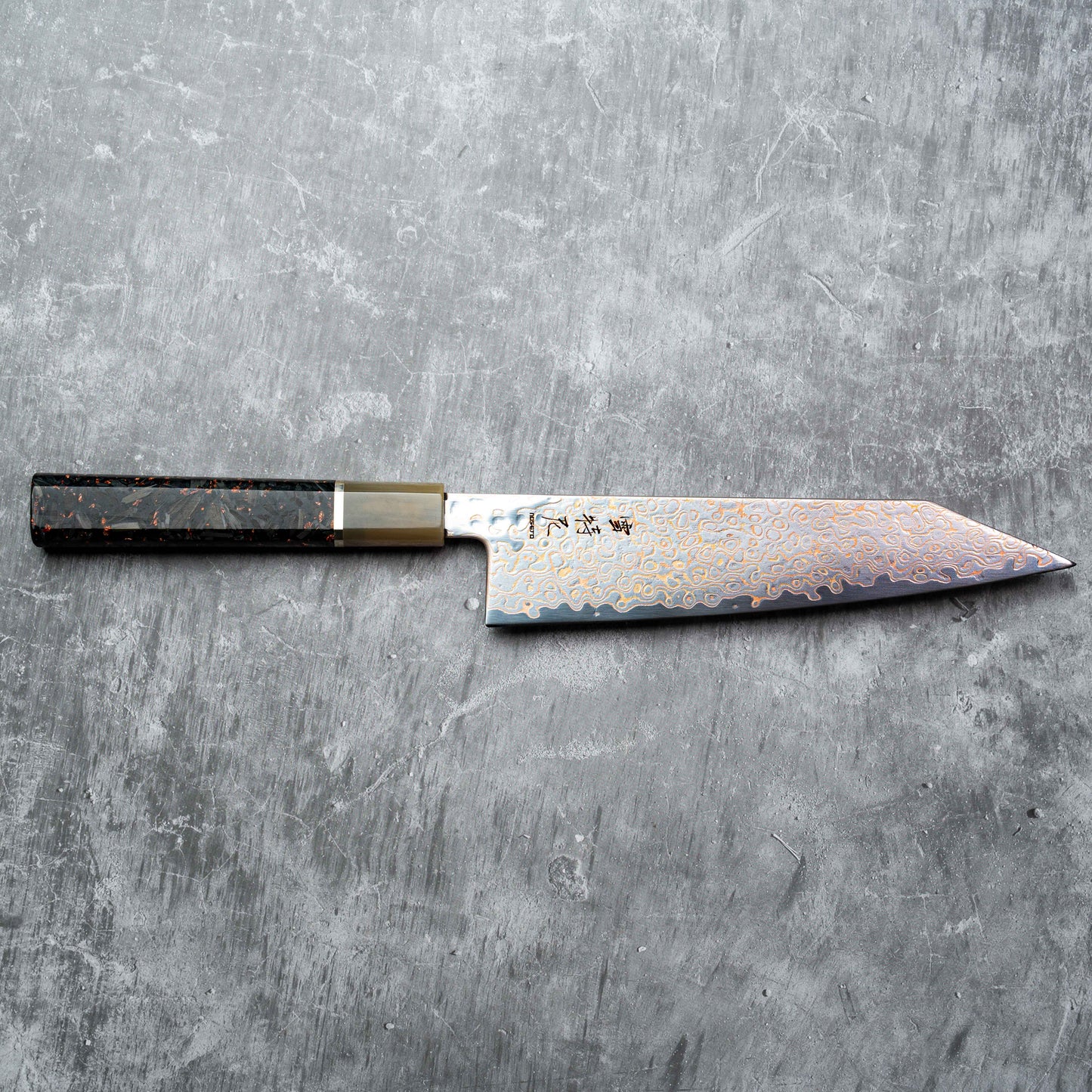 Couteau Noseto Kuza 210 mm Kiritsuke 67 couches VG-10 en cuivre damas avec résine de corne de buffle et fibre de carbone mélangée