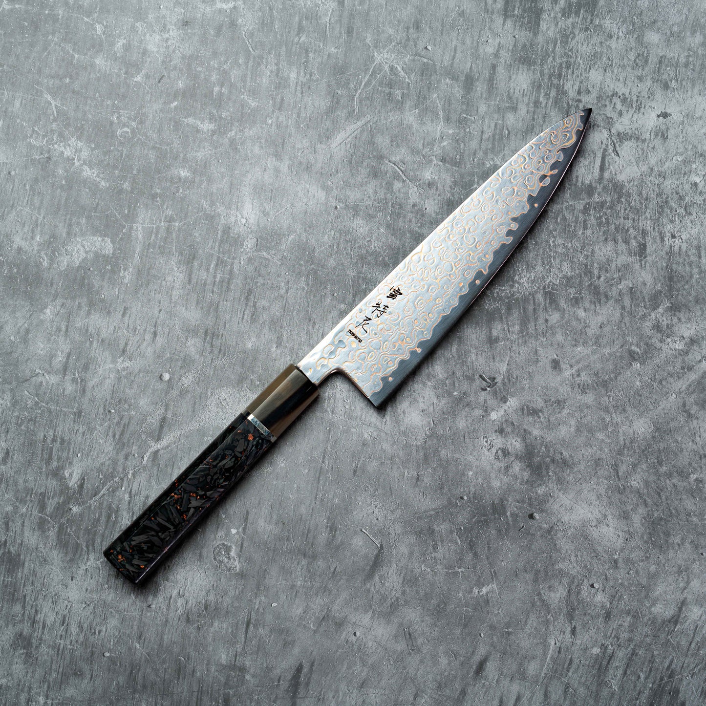 Couteau Noseto Kuza 210 mm Gyuto 67 couches VG-10 en cuivre damas avec résine de corne de buffle et fibre de carbone mélangée
