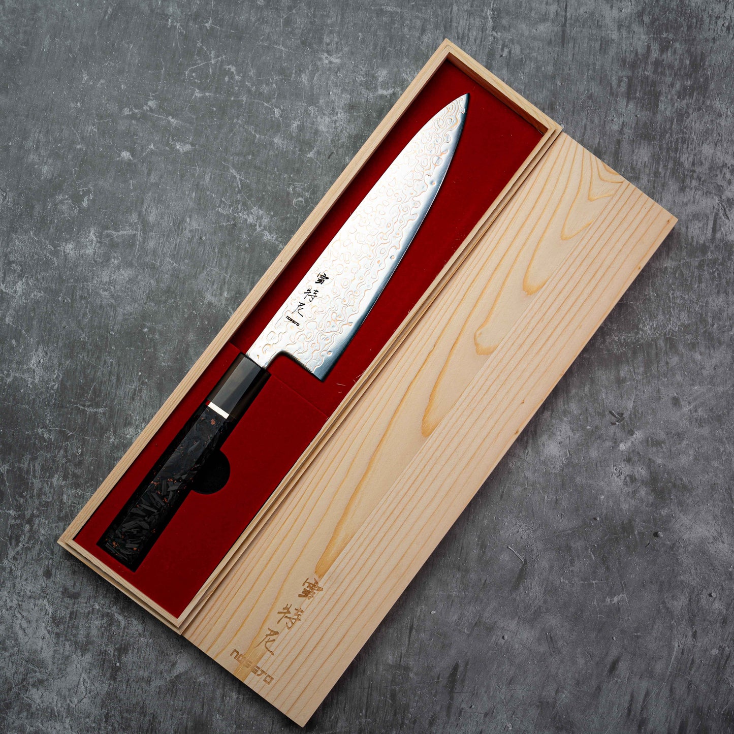 Couteau Noseto Kuza 210 mm Gyuto 67 couches VG-10 en cuivre damas avec résine de corne de buffle et fibre de carbone mélangée