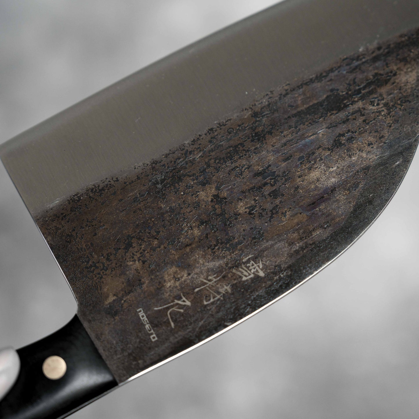 Couteau couperet serbe Noseto 180 mm en acier au carbone avec étui
