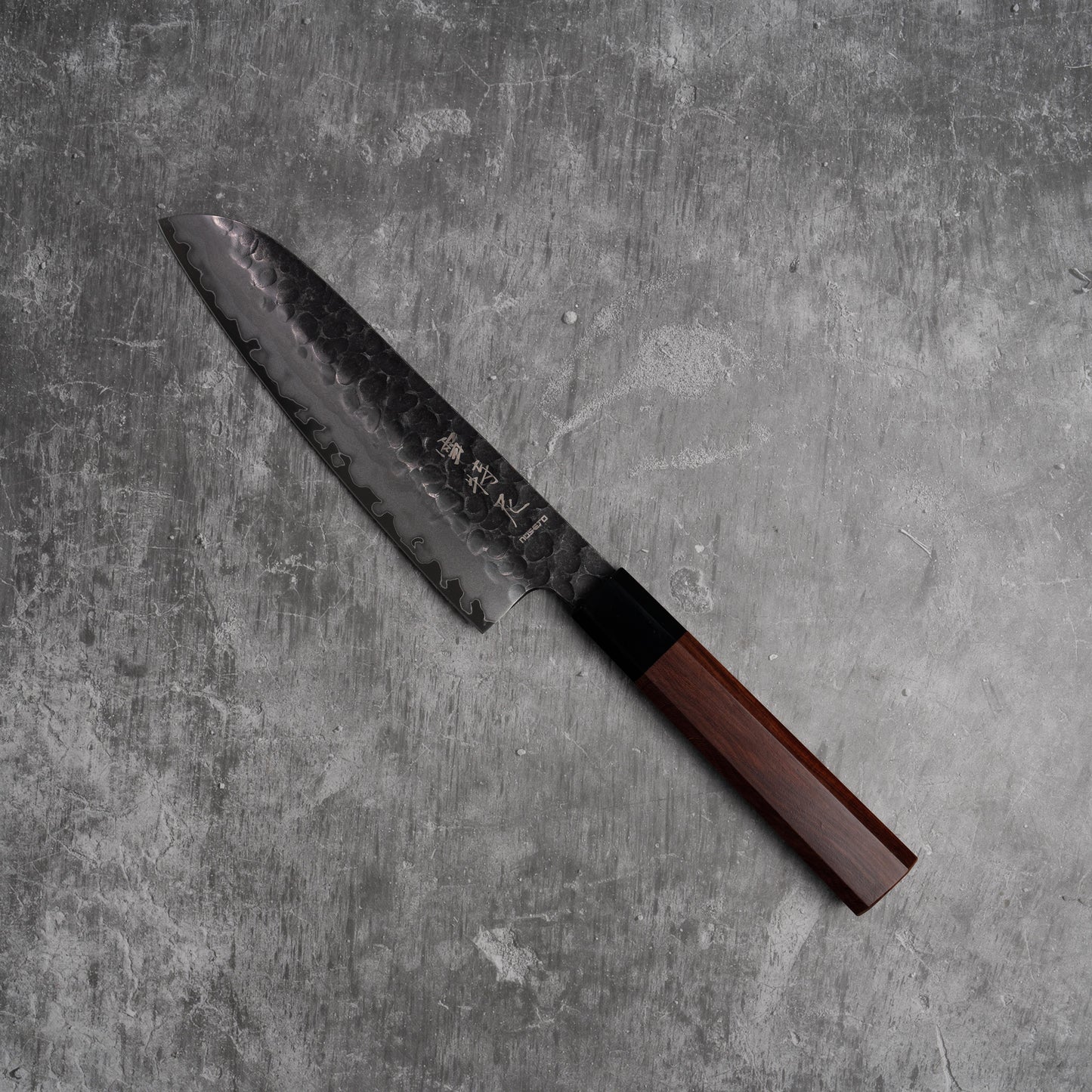 Couteau Santoku Noseto Neno 180 mm, 3 couches d'acier au carbone, bois rouge et corne de buffle