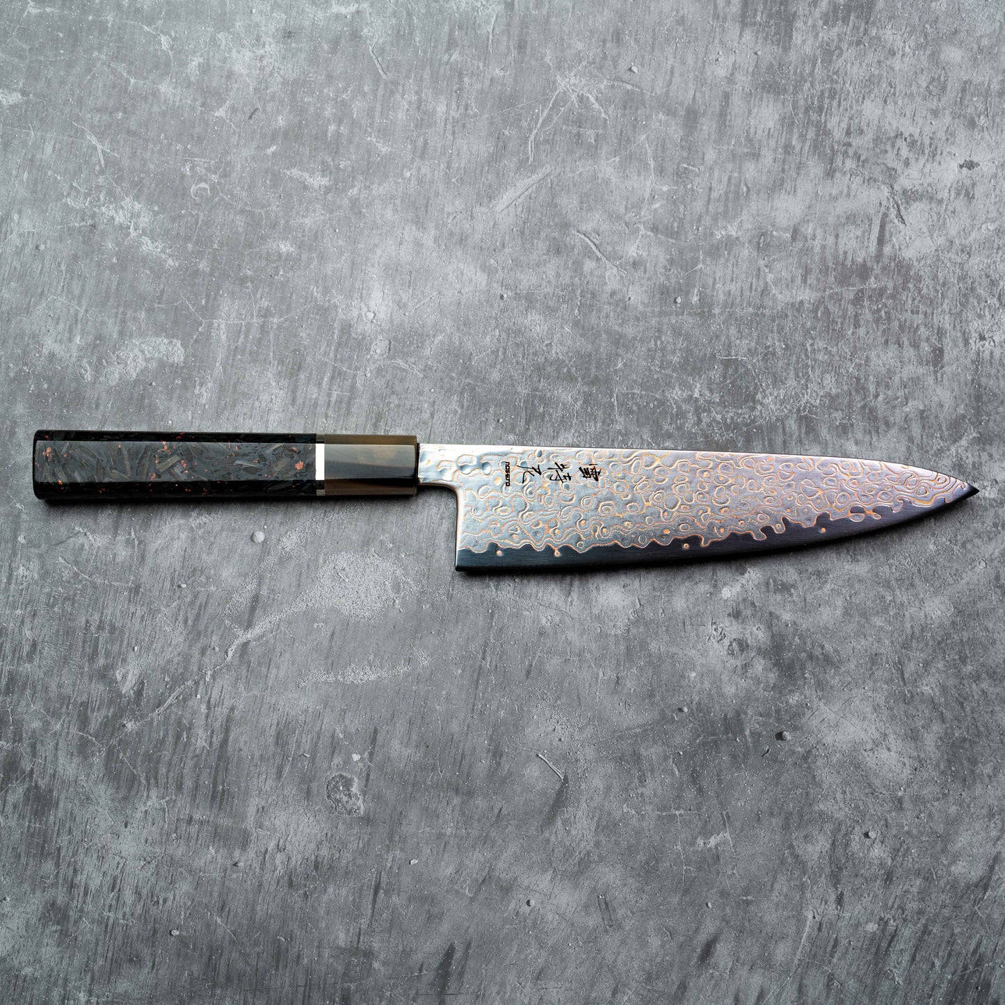 Couteau Noseto Kuza 210 mm Gyuto 67 couches VG-10 en cuivre damas avec résine de corne de buffle et fibre de carbone mélangée