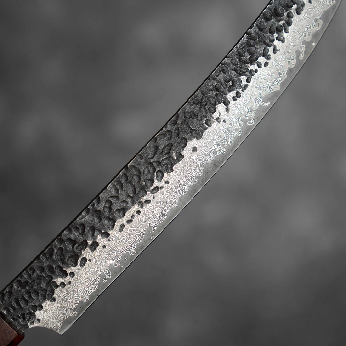 Couteau de boucher Noseto Kuki 240 mm, 67 couches, finition Damas Tsuchime, bois Pakka noir
