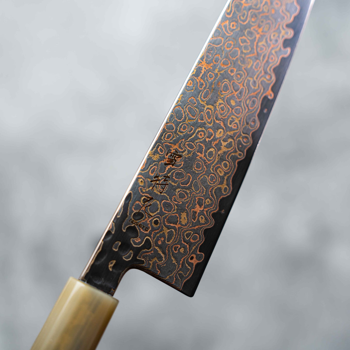 Couteau Noseto Kuza 210 mm Kiritsuke 67 couches VG-10 en cuivre damas avec résine de corne de buffle et fibre de carbone mélangée