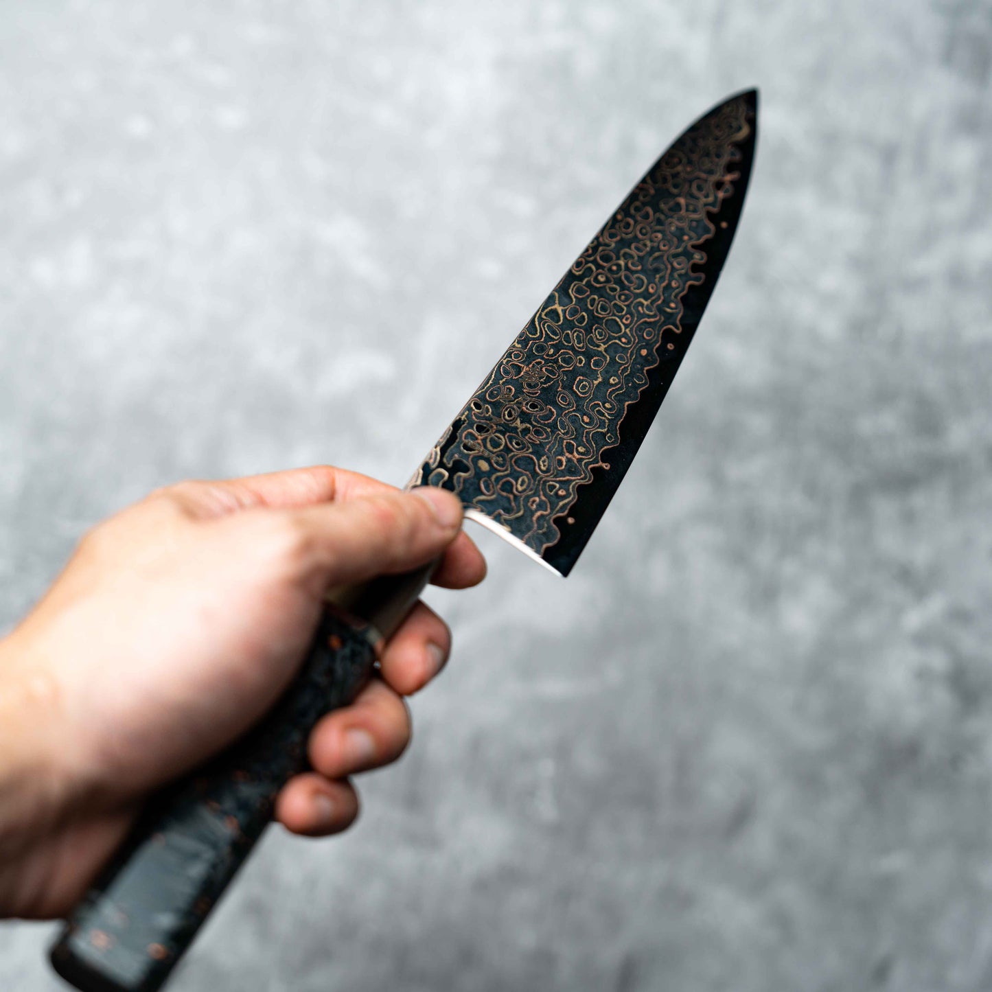 Couteau Noseto Kuza 210 mm Gyuto 67 couches VG-10 en cuivre damas avec résine de corne de buffle et fibre de carbone mélangée