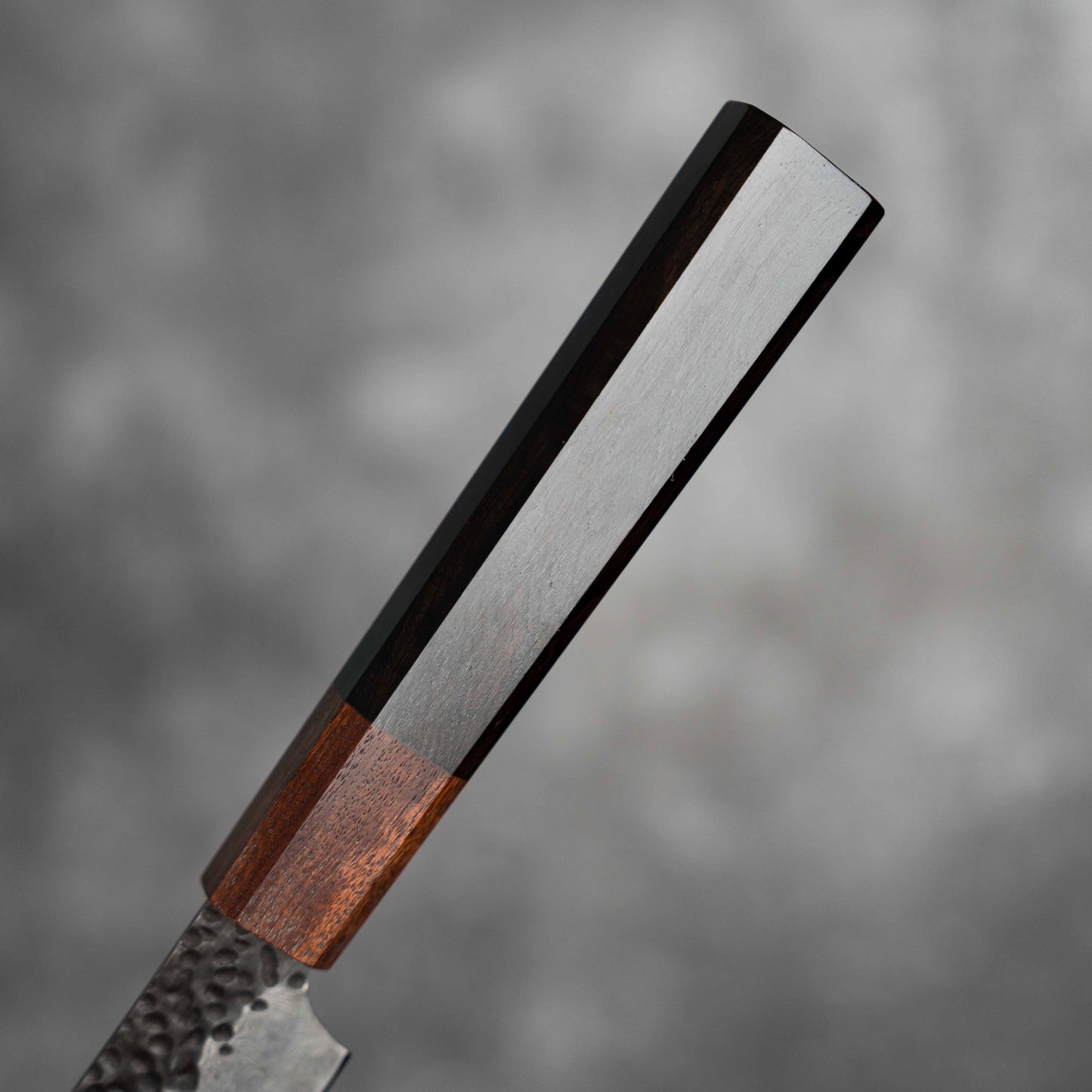 Couteau de boucher Noseto Kuki 240 mm, 67 couches, finition Damas Tsuchime, bois Pakka noir