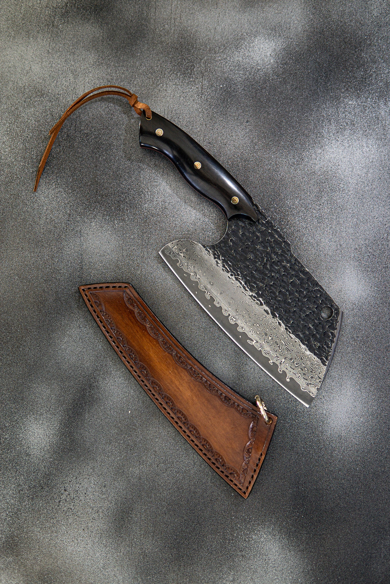 Couperet Bunka de style serbe Damas robuste 180 mm avec fourreau