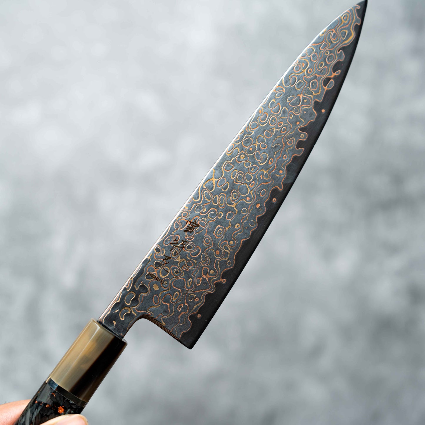 Couteau Noseto Kuza 210 mm Gyuto 67 couches VG-10 en cuivre damas avec résine de corne de buffle et fibre de carbone mélangée