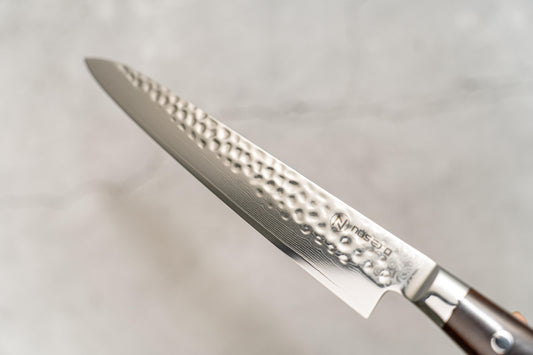 Couteau à trancher Noseto Yohan en acier damas martelé 210 mm, manche occidental en palissandre