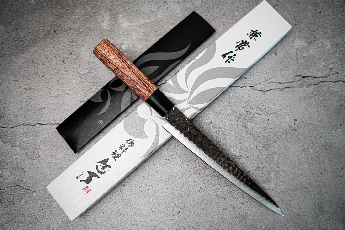 Couteau japonais Sujihiki martelé Kanetsune DSR-1K6 210 mm, manche en bois de pakka rouge