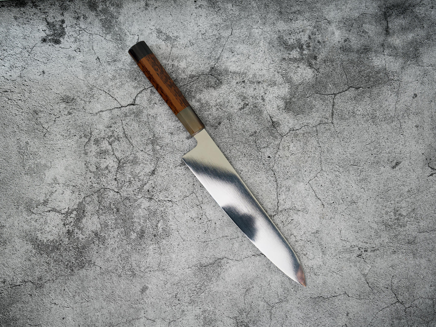 Noseto Hudo 240 mm Gyuto finition miroir VG10 simple acier avec bois de serpent et pierre blanche