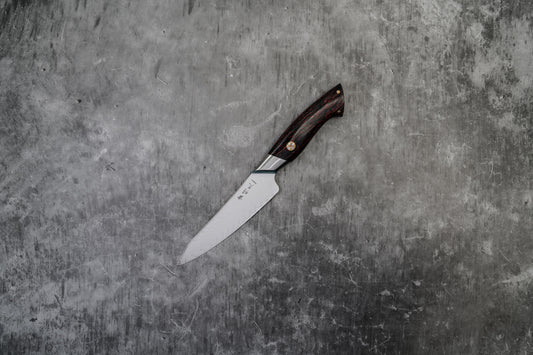 Couteau Noseto Roku Petty 135 mm, noyau en acier poudré 73 couches, manche en G10 noir et rouge