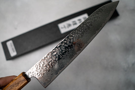 Couteau japonais Gyuto Seisuke Tsukikage AUS10 Migaki, finition martelée, manche en chêne, 210 mm