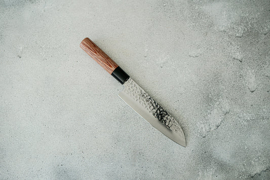 Couteau japonais Santoku martelé Kanetsune DSR-1K6 165 mm, manche en bois de pakka rouge