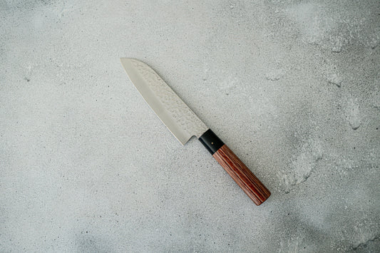 Couteau japonais Santoku martelé Kanetsune DSR-1K6 165 mm, manche en bois de pakka rouge
