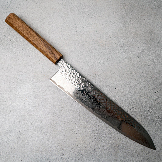 Couteau japonais Gyuto Seisuke Tsukikage AUS10 Migaki, finition martelée, manche en chêne, 210 mm