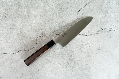 Couteau de chef japonais Santoku Seisuke en molybdène vanadium 170 mm, manche Shitan
