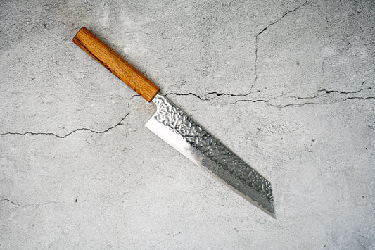 Couteau japonais Gyuto Seisuke Tsukikage AUS10 Migaki, finition martelée, manche en chêne, 210 mm
