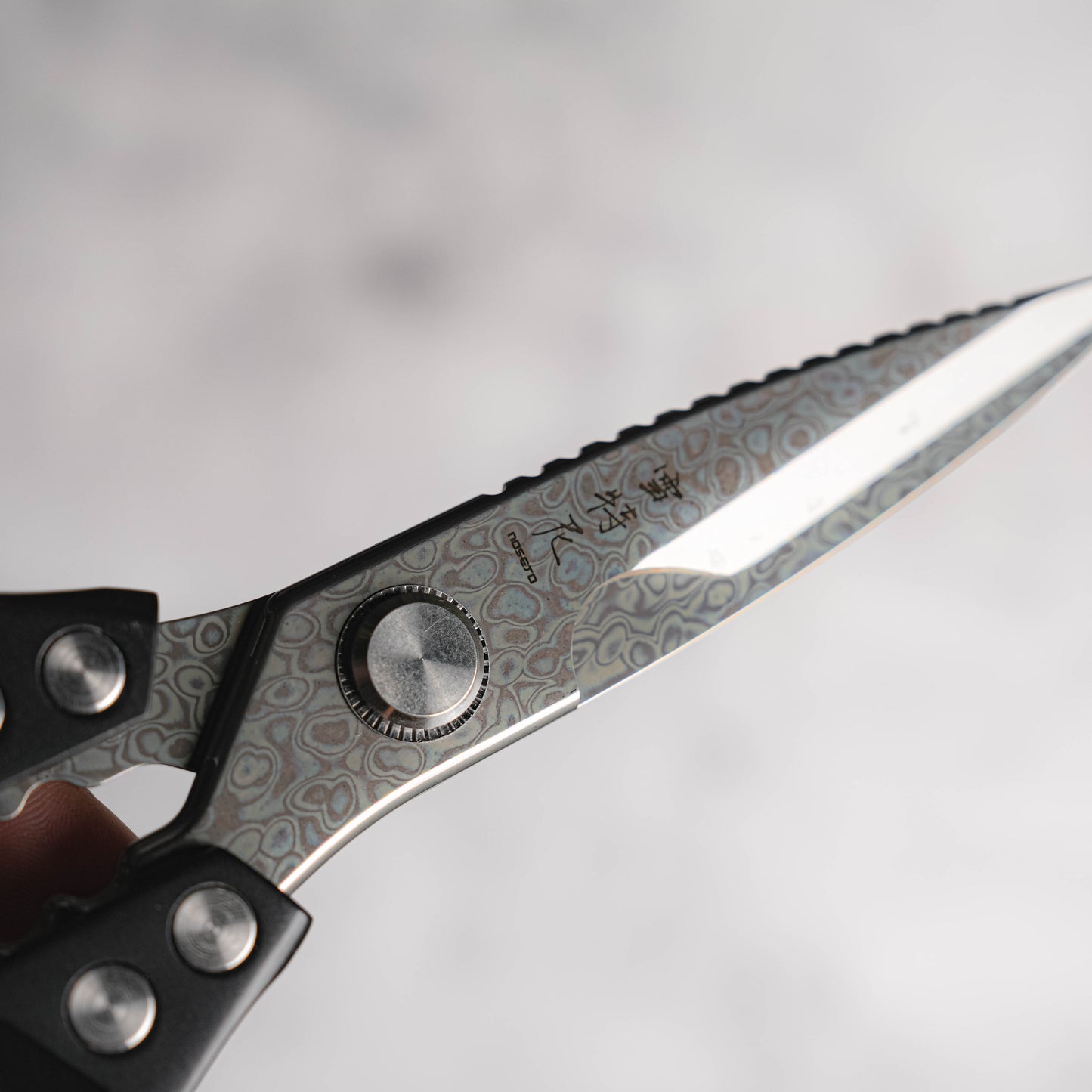 Noseto 119 Layer Damascus Kitchen Scissors – Iridescent Damascus with Black Aluminium Alloy Handle