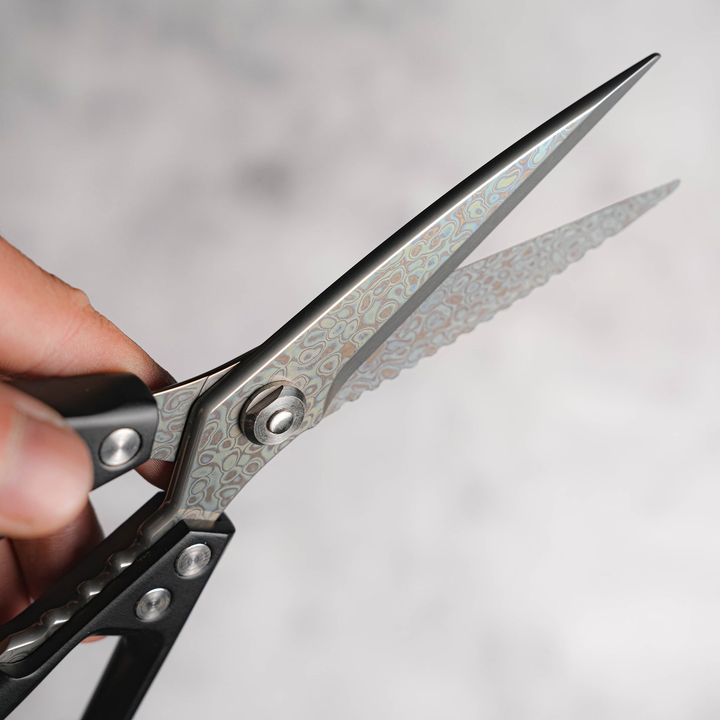 Noseto 119 Layer Damascus Kitchen Scissors – Iridescent Damascus with Black Aluminium Alloy Handle