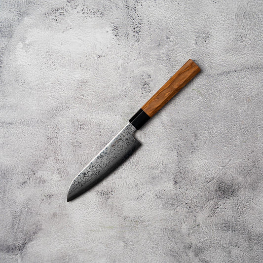 Couteau Santoku Noseto Nato Petit 135 mm 67 couches Damas avec bois d'olivier et corne de buffle