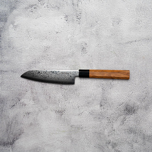 Couteau Santoku Noseto Nato Petit 135 mm 67 couches Damas avec bois d'olivier et corne de buffle