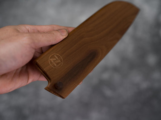 Couteau Santoku Saya Noseto 180 mm en bois de noyer avec broche