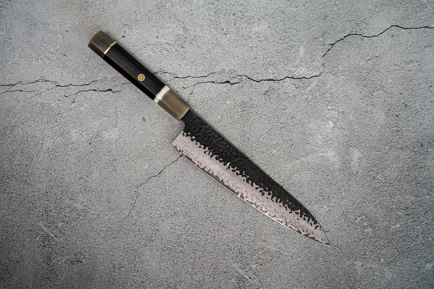 Gyuto Noseto Vg10 67 couches Damascus Tsuchime Finish 230 mm Corne de buffle blanche Bois d'ébène