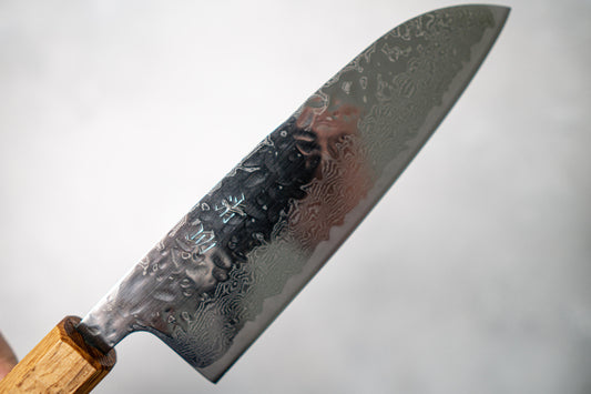 Seisuke Tsukikage AUS10 Migaki Fini Martelé Damas Santoku Couteau japonais 170mm Manche en chêne